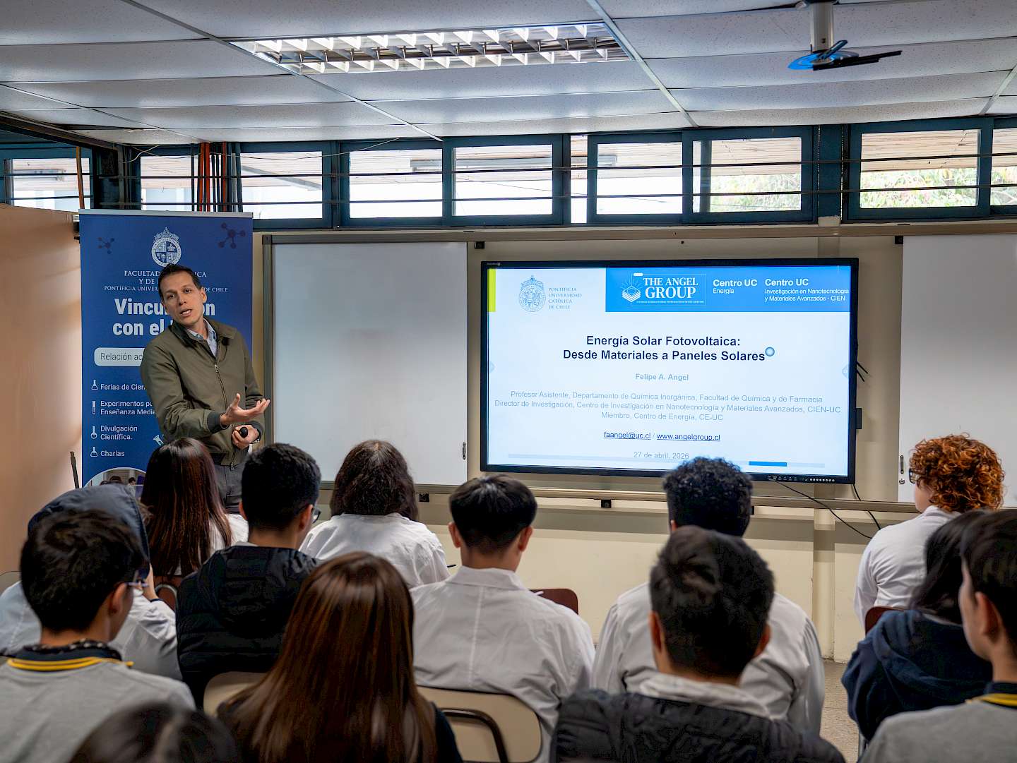El Dr. Felipe Ángel presentando la charla “Energía Solar Fotovoltaica: desde materiales a paneles solares”.
