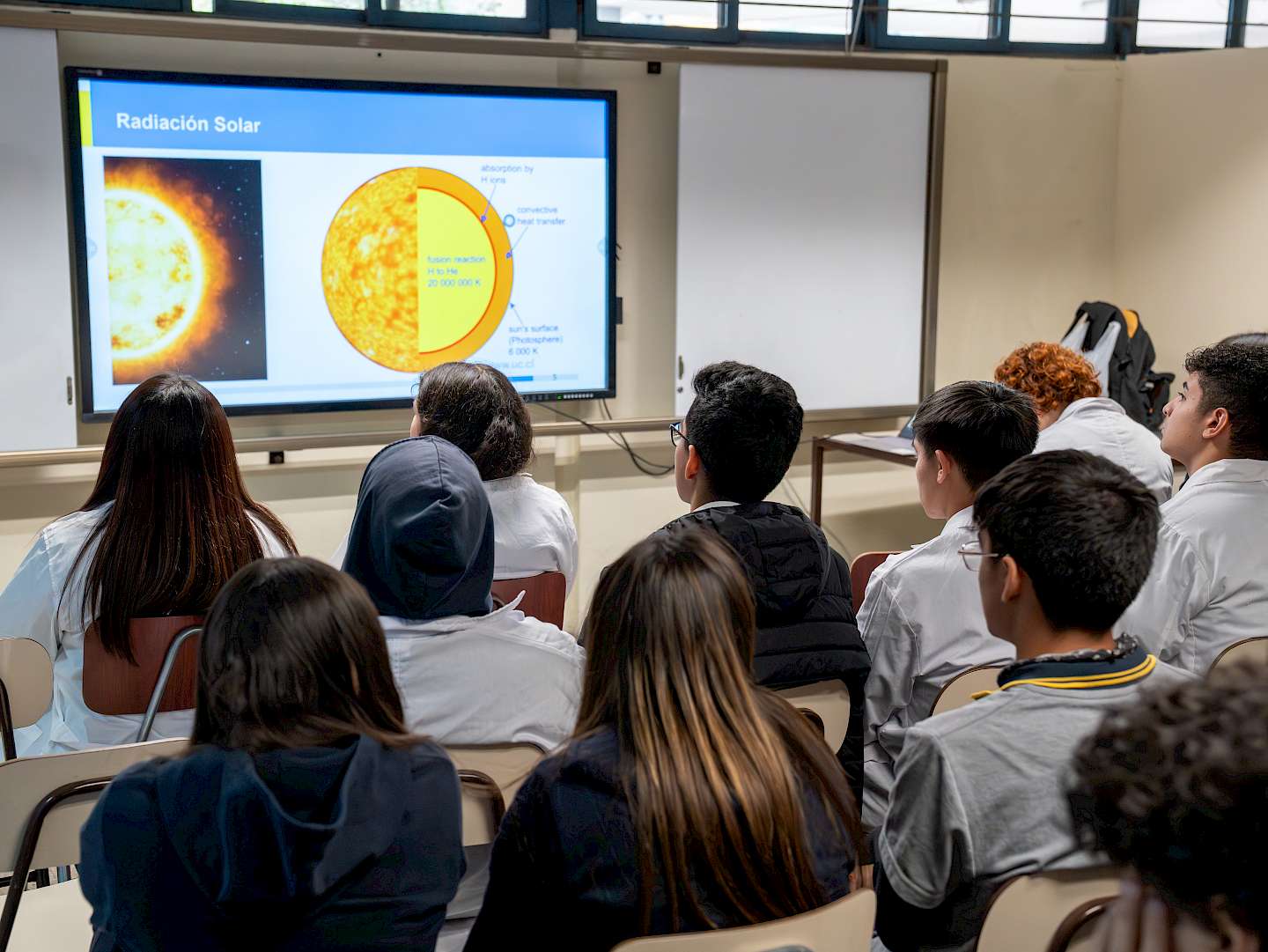Estudiantes del Colegio Libertador Simón Bolívar durante la charla del Dr. Felipe Ángel sobre energía solar fotovoltaica.
