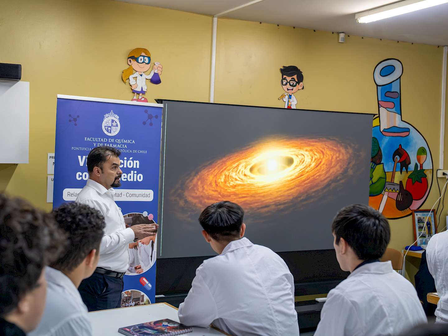 Marco Rebolledo liderando una experiencia práctica sobre producción de hidrógeno como vector energético.